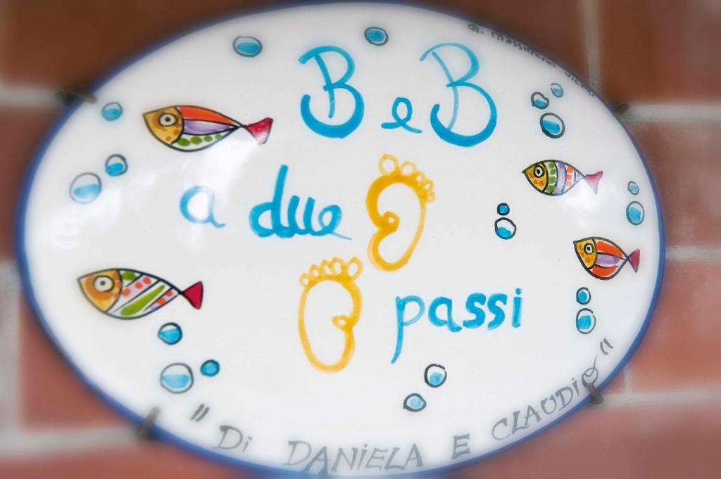 une horloge avec des poissons et des bulles dessus dans l'établissement A due Passi, à Forte dei Marmi