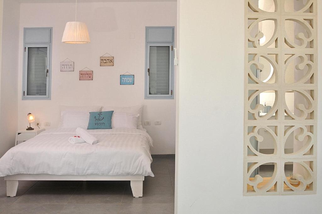 Ένα ή περισσότερα κρεβάτια σε δωμάτιο στο Nof Beresheet suites