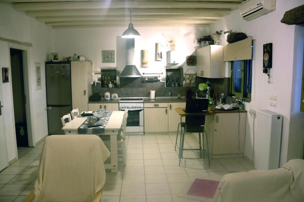 Kuchyňa alebo kuchynka v ubytovaní Paros Sunset Villa
