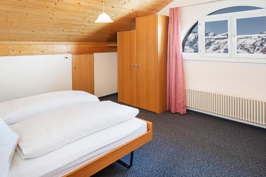 Postel nebo postele na pokoji v ubytování Berghaus Männlichen
