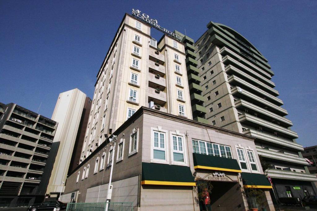 安城町にあるホテルNOA (大人専用)の都心の白い高い建物