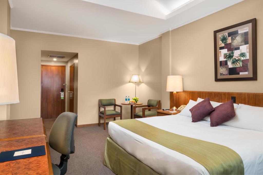 Postel nebo postele na pokoji v ubytování Hotel Palace Guayaquil