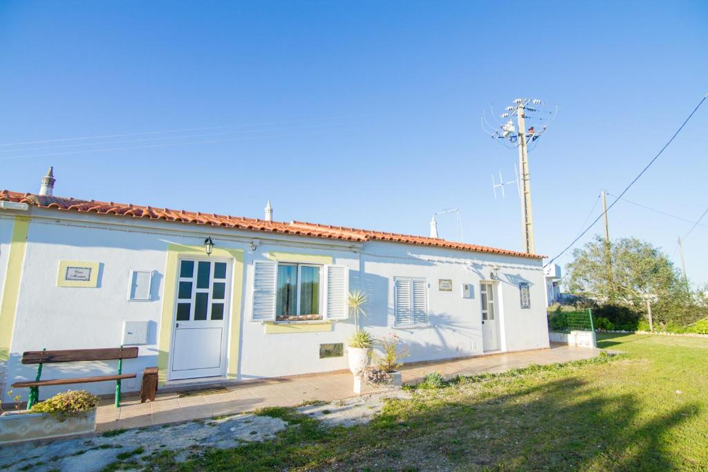 a white house with a bench in a yard at Akivillas Silves Relax in Silves