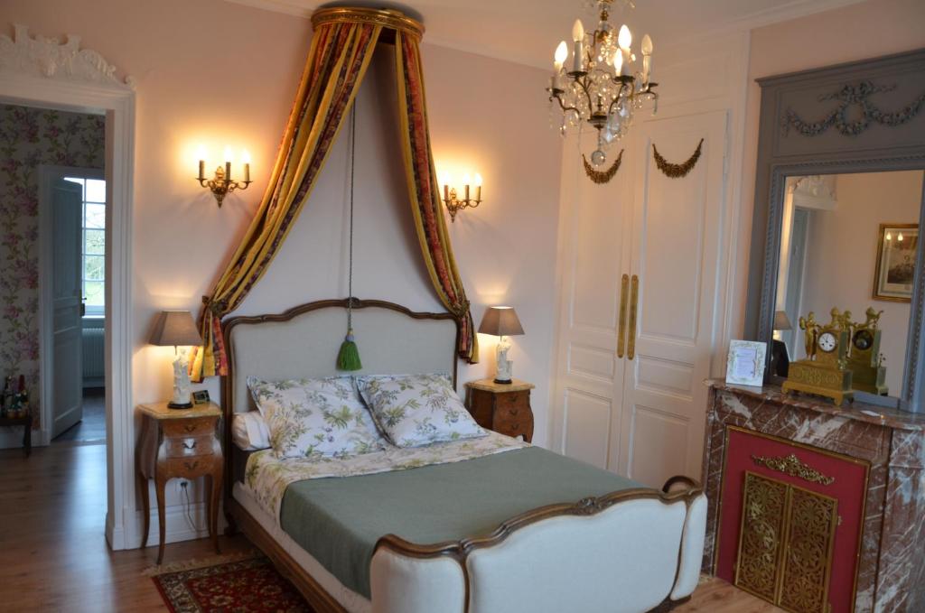 una camera con letto a baldacchino di La Minaudière 62 a Boulogne-sur-Mer
