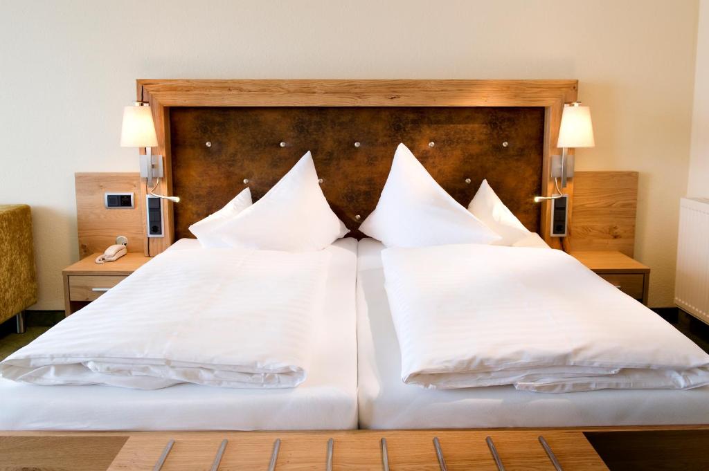 Postel nebo postele na pokoji v ubytování Parkhotel