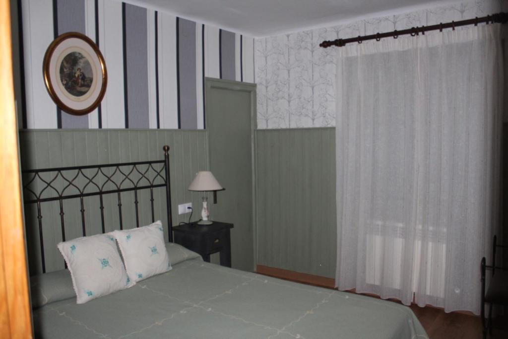 Postel nebo postele na pokoji v ubytování Hostal-Restaurante Fogón de Gredos