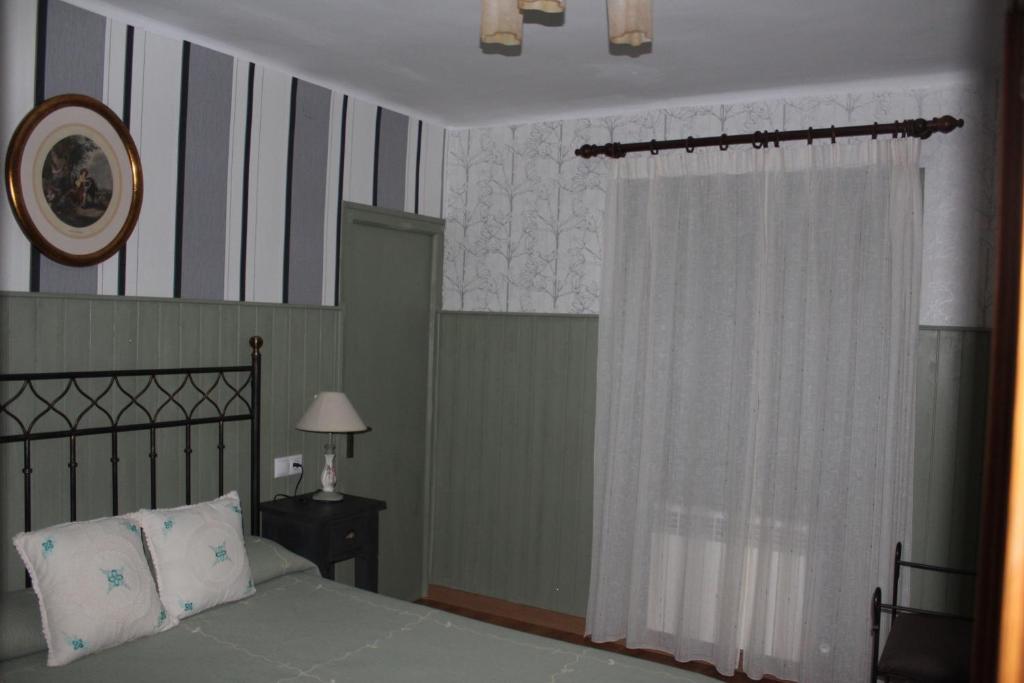 Postel nebo postele na pokoji v ubytování Hostal-Restaurante Fogón de Gredos