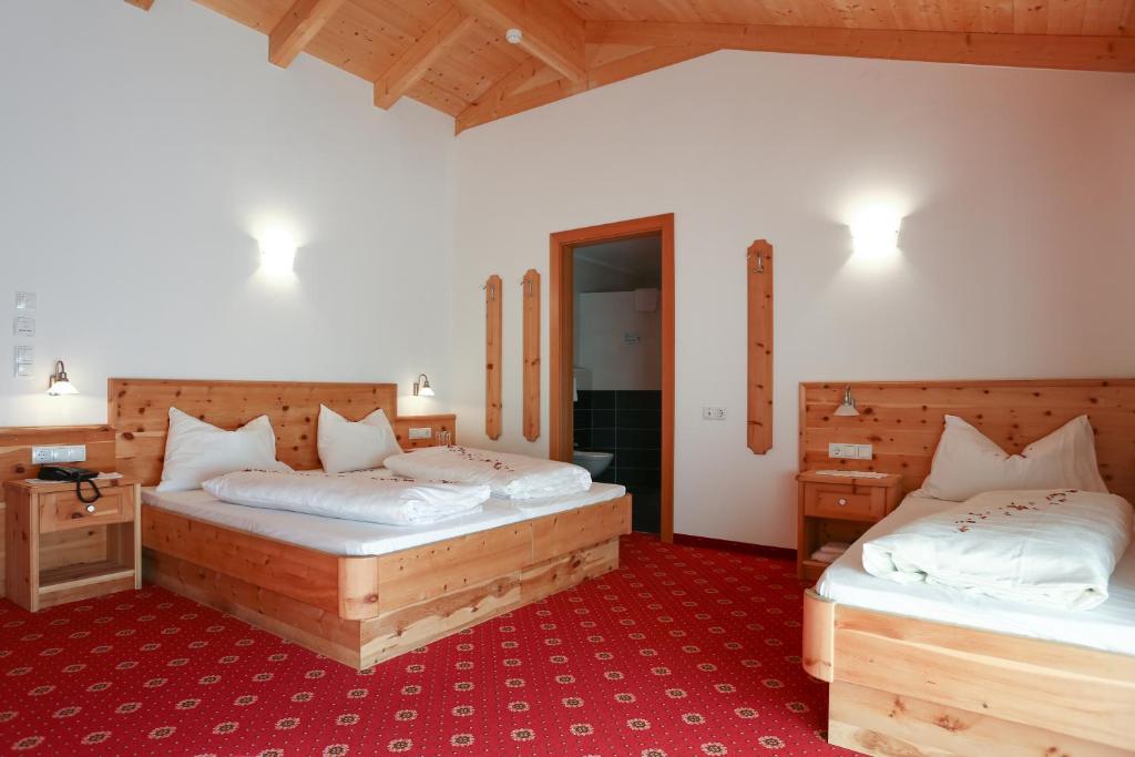 Postel nebo postele na pokoji v ubytování Hotel Klostersepp