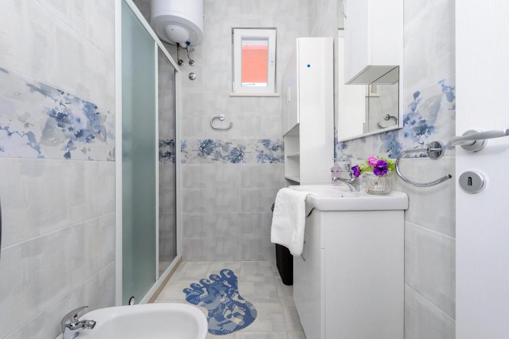 Kúpeľňa v ubytovaní Lorelai Apartments