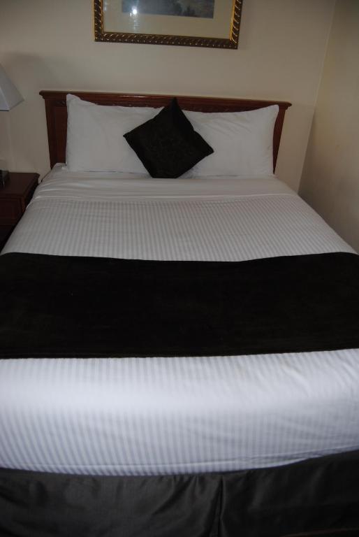 Postel nebo postele na pokoji v ubytování Economy Inn