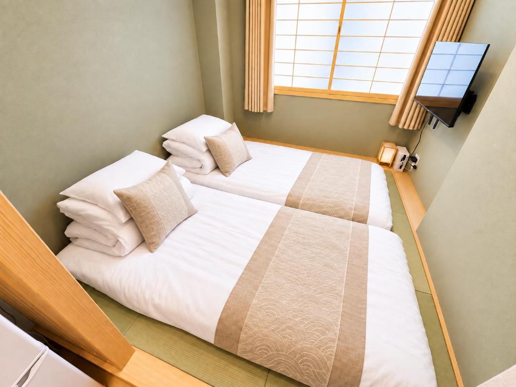 QC1, Bus Stop 2m, Sensoji 9m, 2 Futons