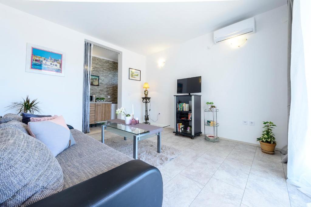 Televízia a/alebo spoločenská miestnosť v ubytovaní Lorelai Apartments