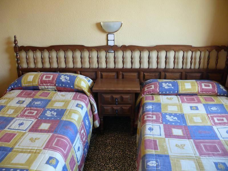 Postel nebo postele na pokoji v ubytování Hostal Rodes