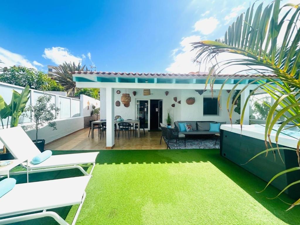Oasis Beach Home I with private jacuzzi