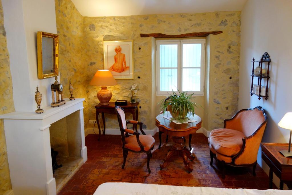 ヴェゾン・ラ・ロメーヌにあるL'Éphémèreのリビングルーム(暖炉、テーブル、椅子付)