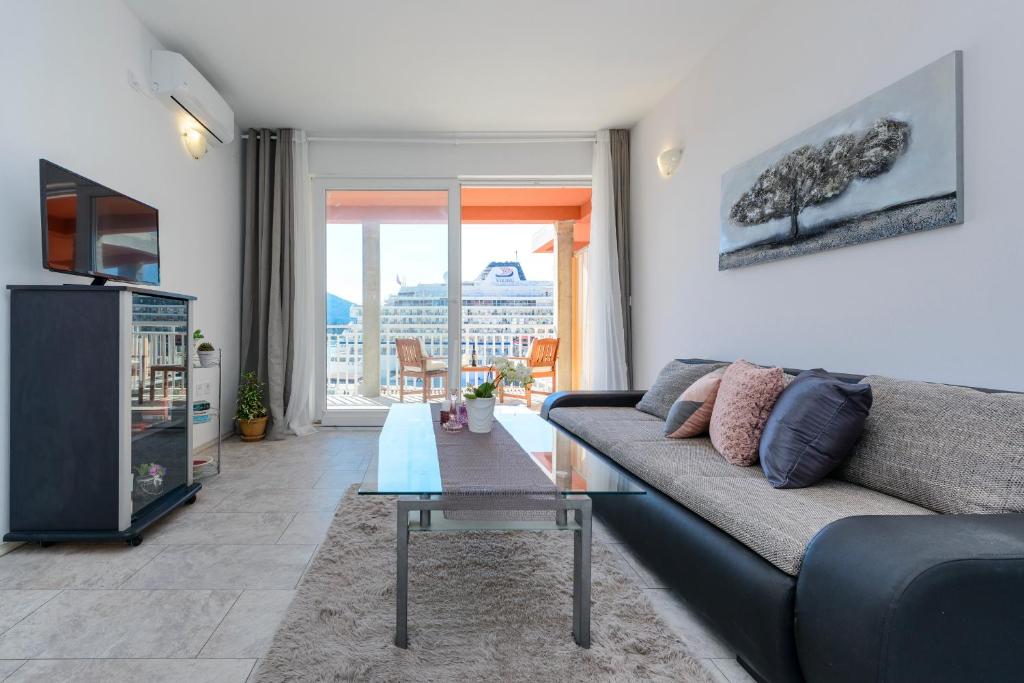 Televízia a/alebo spoločenská miestnosť v ubytovaní Lorelai Apartments