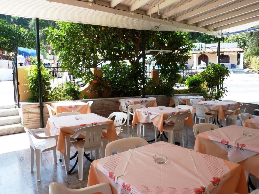 Restaurace v ubytování Hotel Perama
