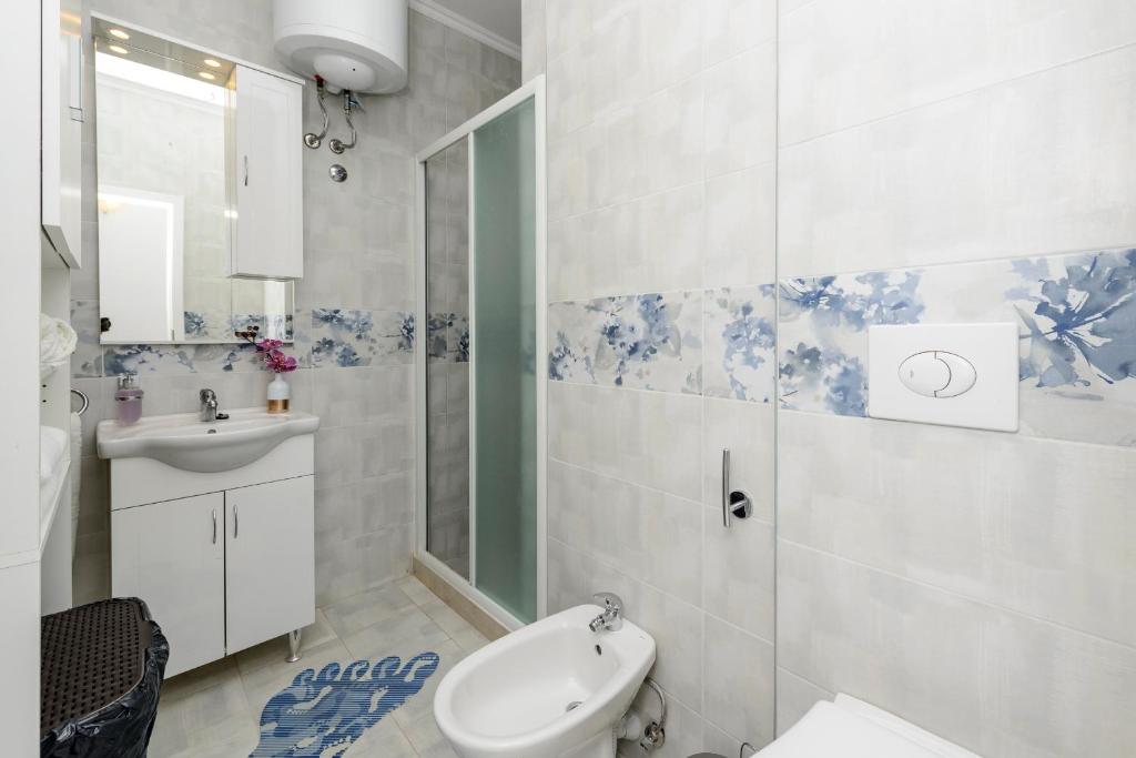 Kúpeľňa v ubytovaní Lorelai Apartments