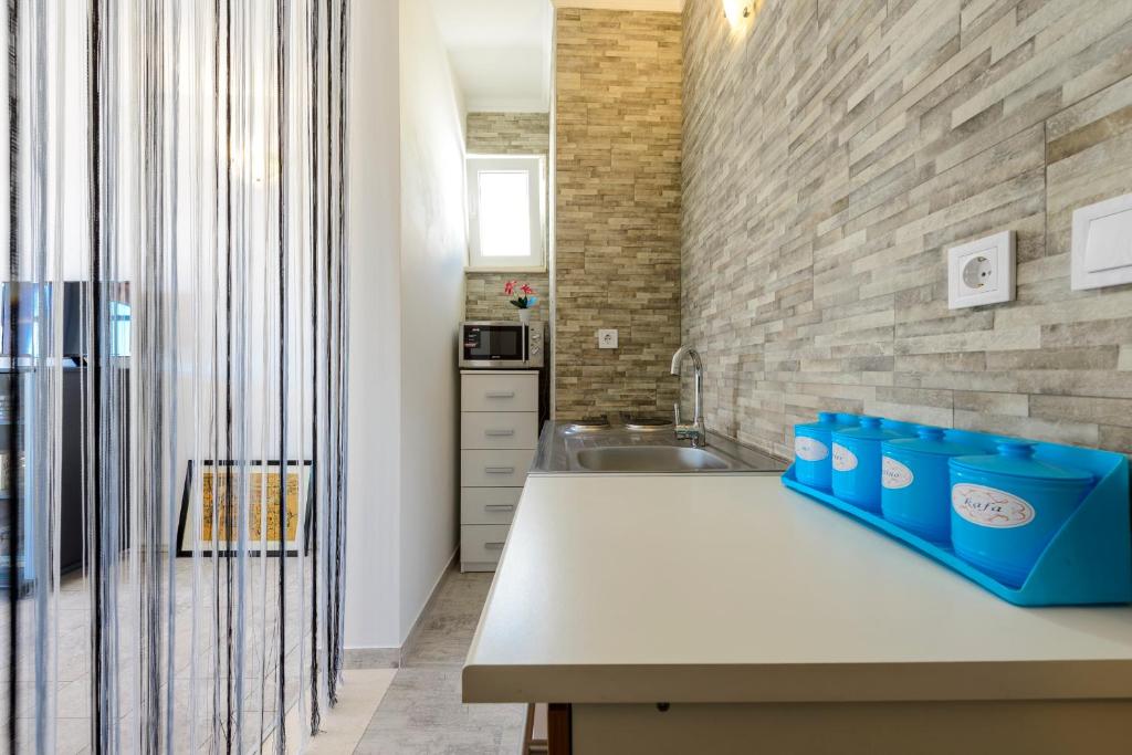 Kuchyňa alebo kuchynka v ubytovaní Lorelai Apartments