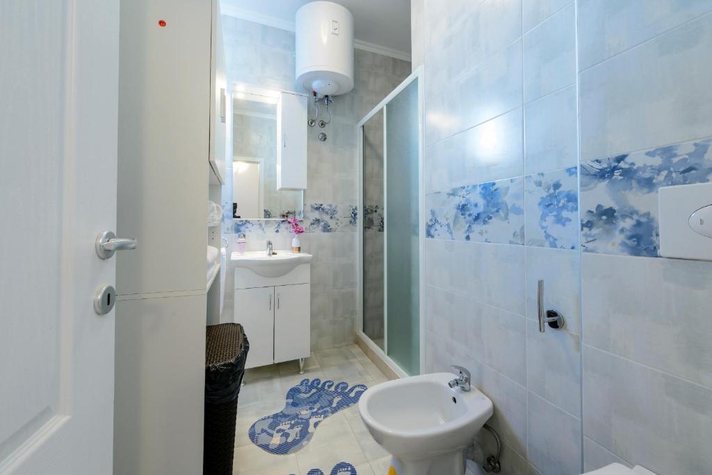 Kúpeľňa v ubytovaní Lorelai Apartments