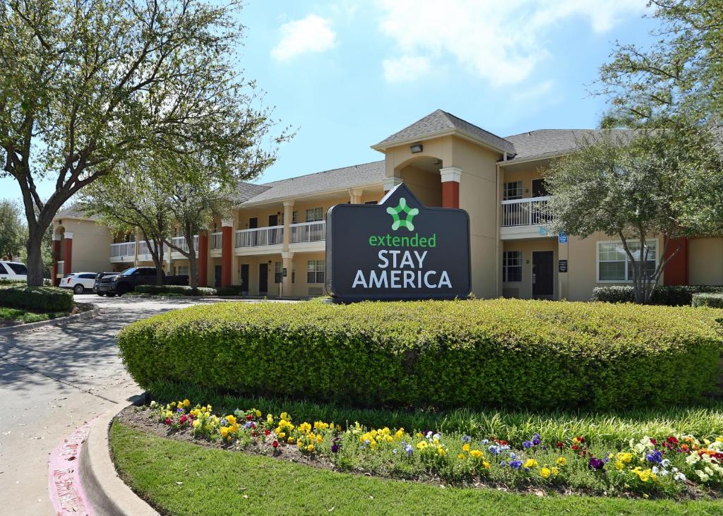 Um sinal em frente ao Astay America Building. em Extended Stay America Suites - Fort Worth - Medical Center em Fort Worth
