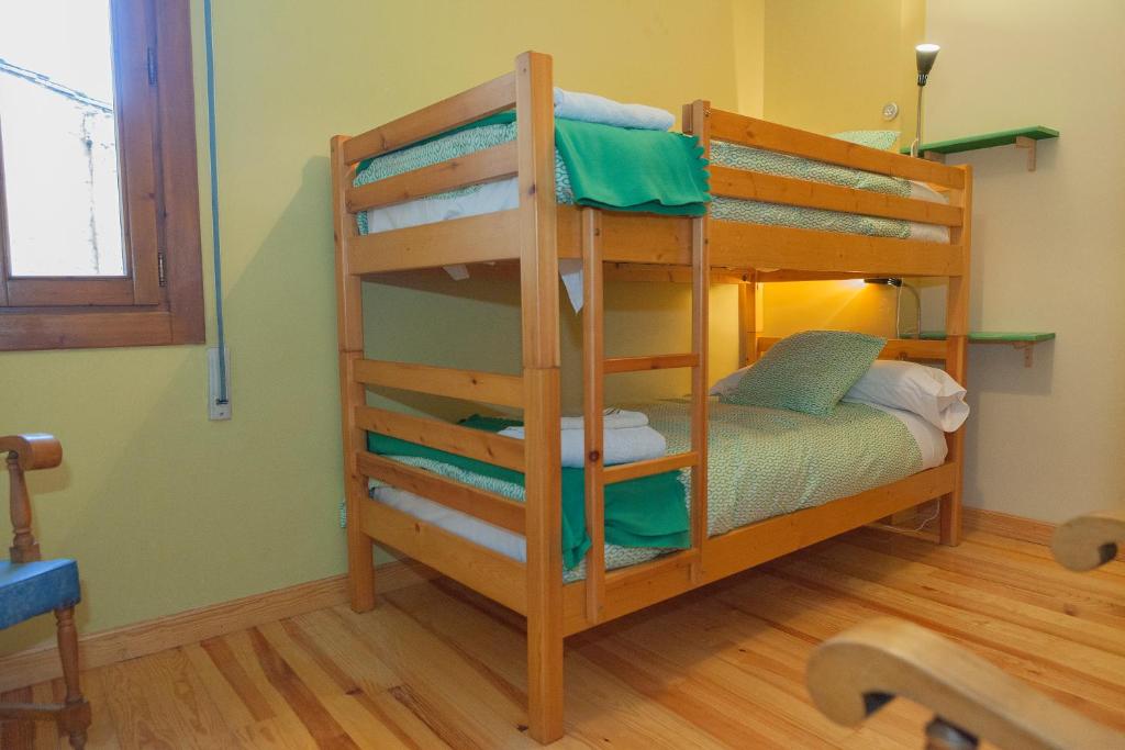 a bunk bed in a room with a bunk bed gmaxwell gmaxwell gmaxwell gmaxwell at Ganbara in Puente la Reina