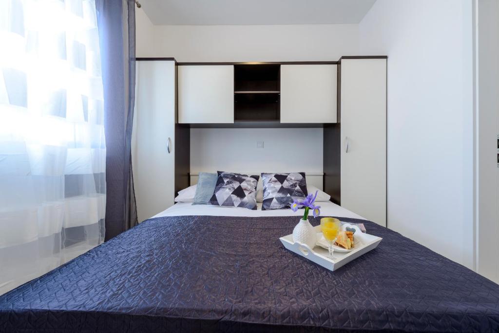 Posteľ alebo postele v izbe v ubytovaní Lorelai Apartments