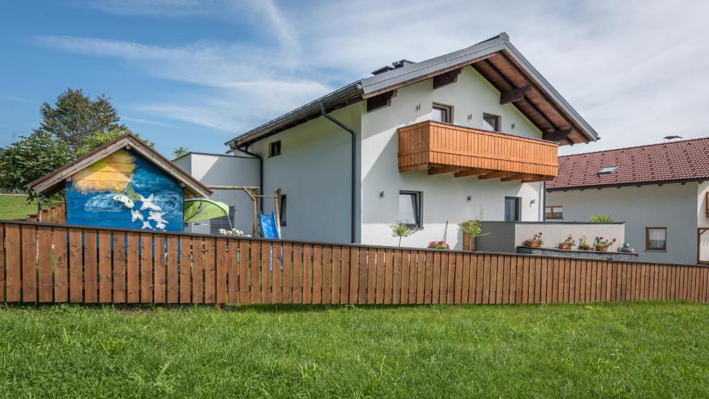 una casa con una valla de madera delante de ella en Haus Mösenlechner, en Maishofen