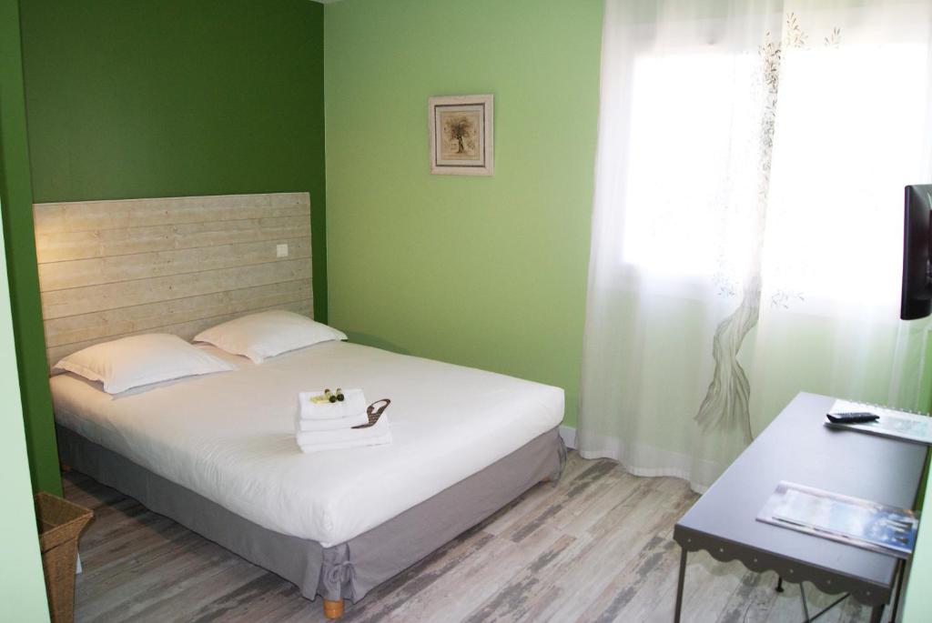 Postel nebo postele na pokoji v ubytování Hôtel Les Calanques