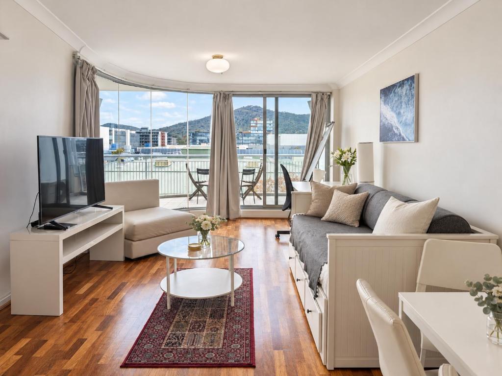 Dana-Central City Apartment with Free Parking! 6 - 