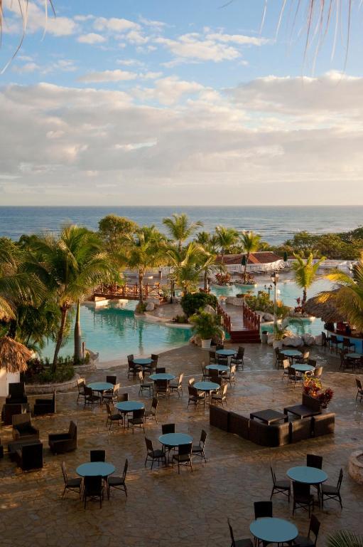 Bazén v ubytování Cofresi Palm Beach & Spa Resort - All Inclusive nebo v jeho okolí