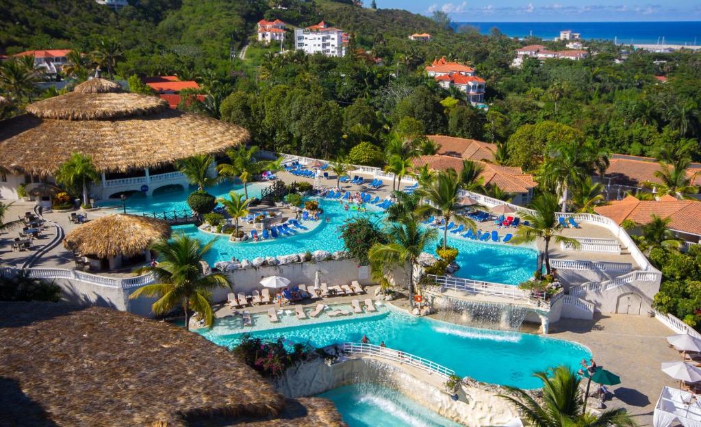 eine Luftansicht auf den Pool im Resort in der Unterkunft Cofresi Palm Beach & Spa Resort - All Inclusive in San Felipe de Puerto Plata