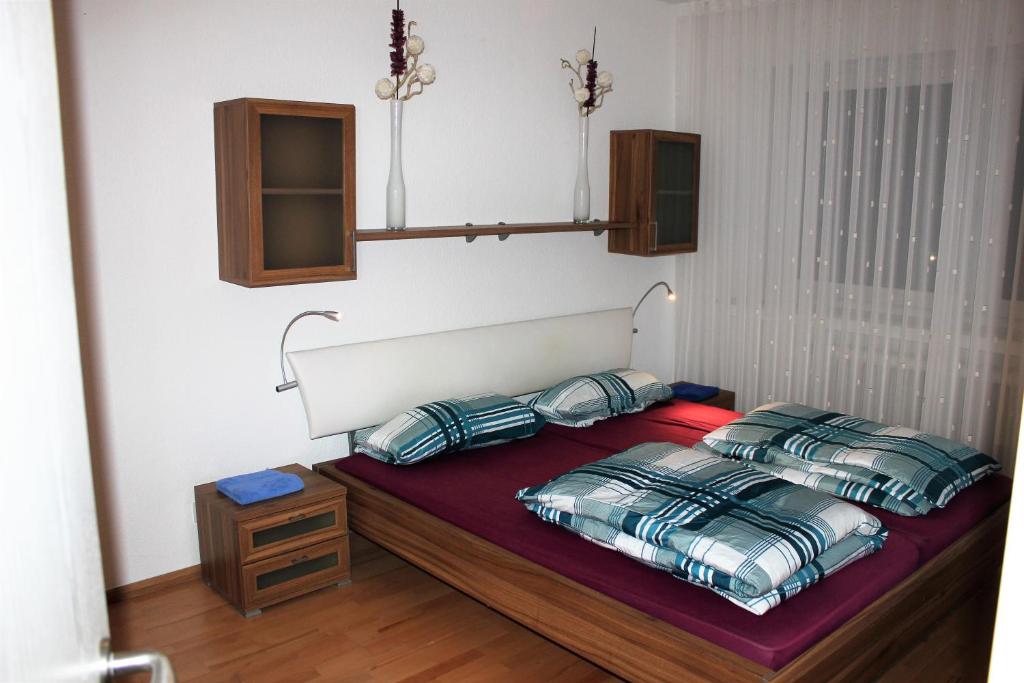 ein Schlafzimmer mit einem Bett mit zwei Kissen darauf in der Unterkunft Apartment Köln Weiden in Köln