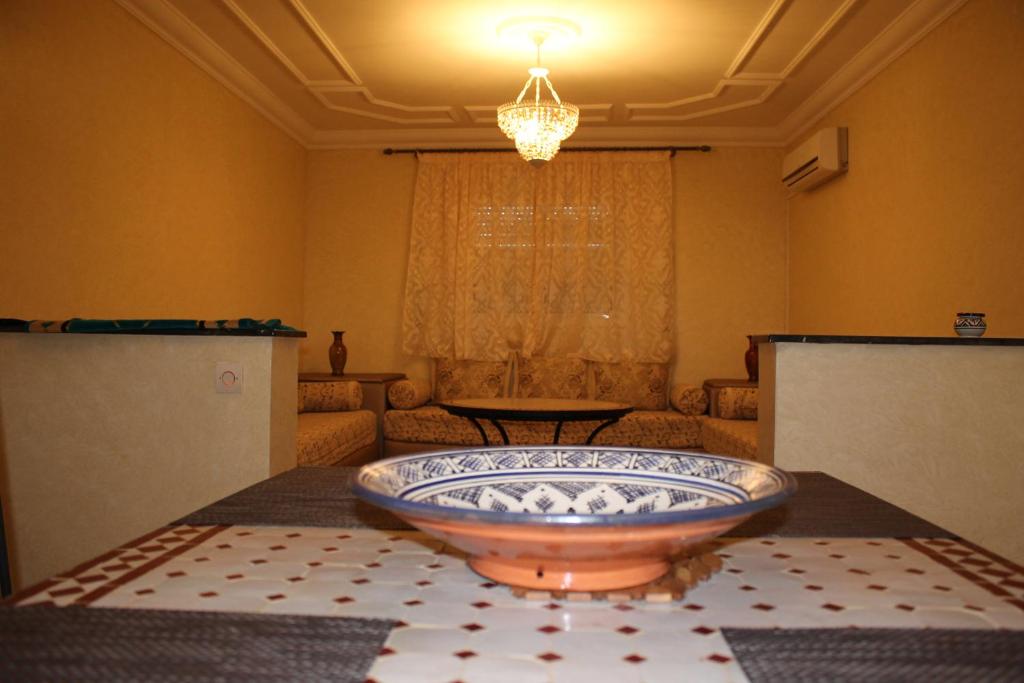 een kamer met een grote kom op een tafel bij Appart'hotel Dior Lamane in Azilal