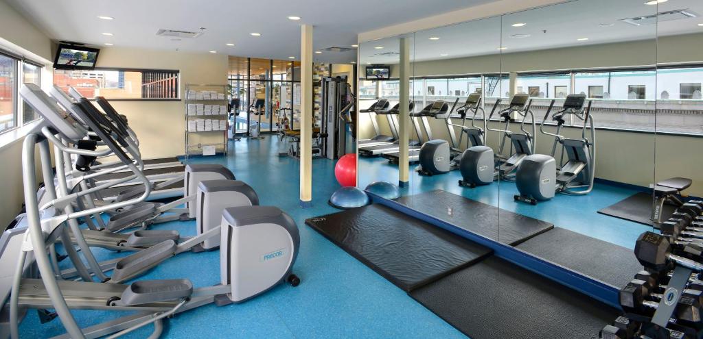 Fitness centrum a/nebo fitness zařízení v ubytování Le Square Phillips Hôtel & Suites