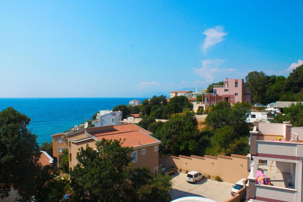 a view of a town with the ocean in the background at Apartments Esperanza in Utjeha