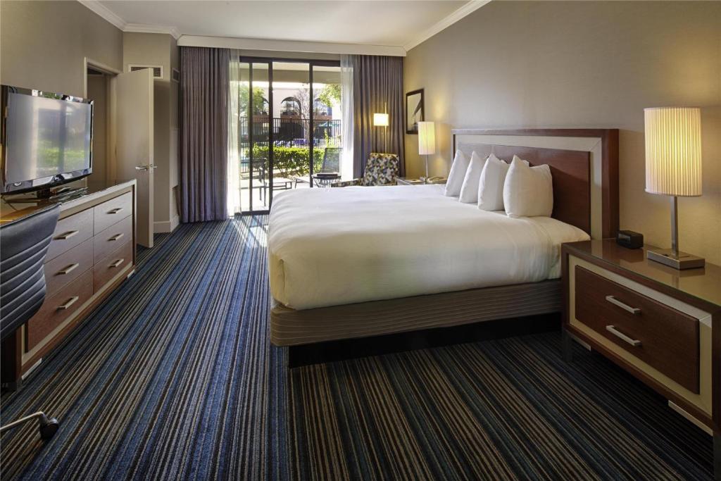 DoubleTree by Hilton Newark-Fremont - 