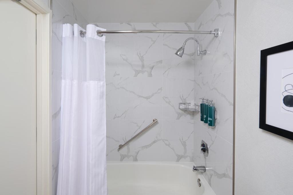 DoubleTree by Hilton Newark-Fremont - 