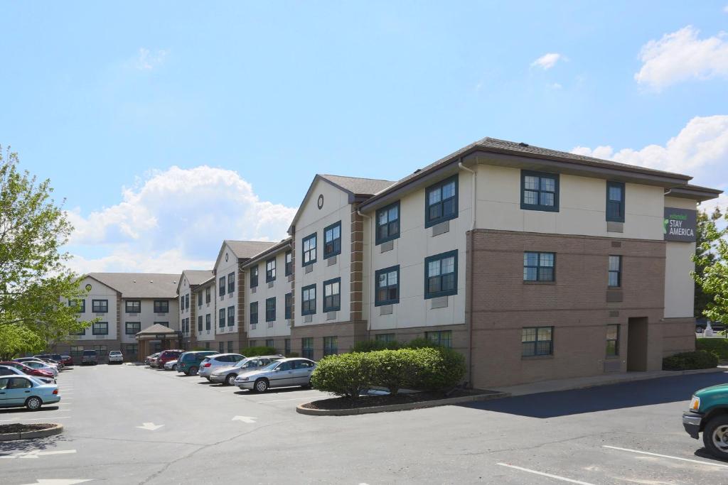 a large apartment building with cars parked in a parking lot at Extended Stay America Suites - St Louis - St Peters in Saint Peters