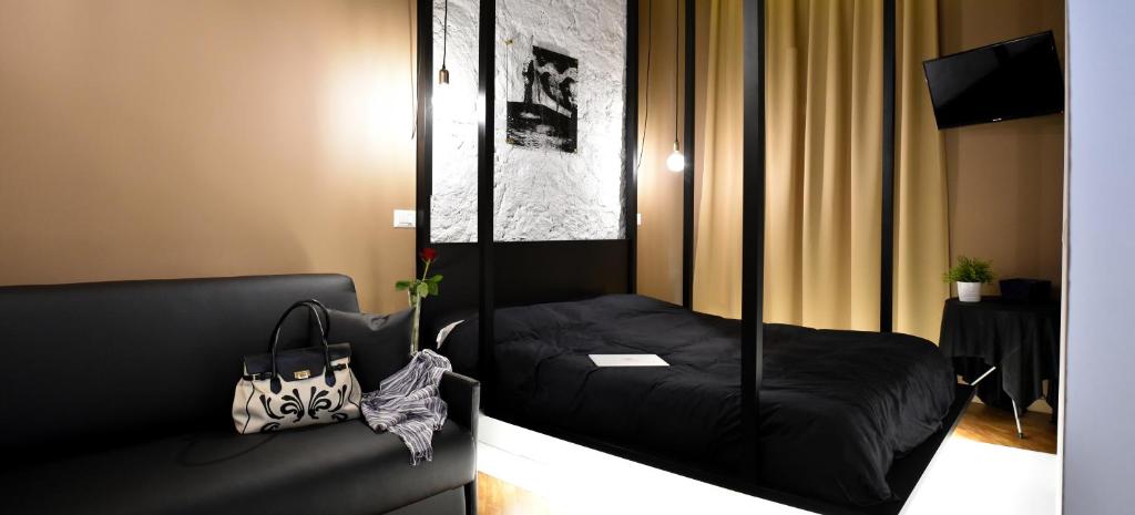 sypialnia z łóżkiem i kanapą w pokoju w obiekcie Bibi e Romeo's Home w Rzymie
