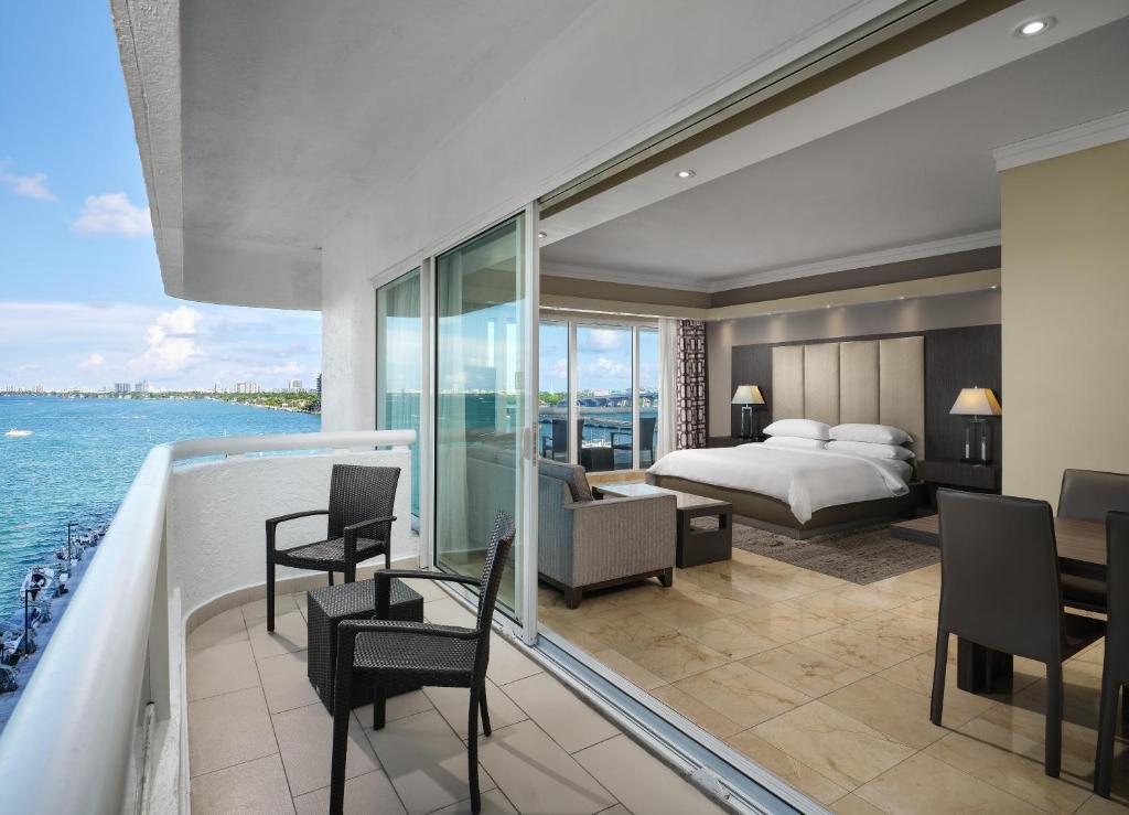 DoubleTree by Hilton Grand Hotel Biscayne Bay - 
