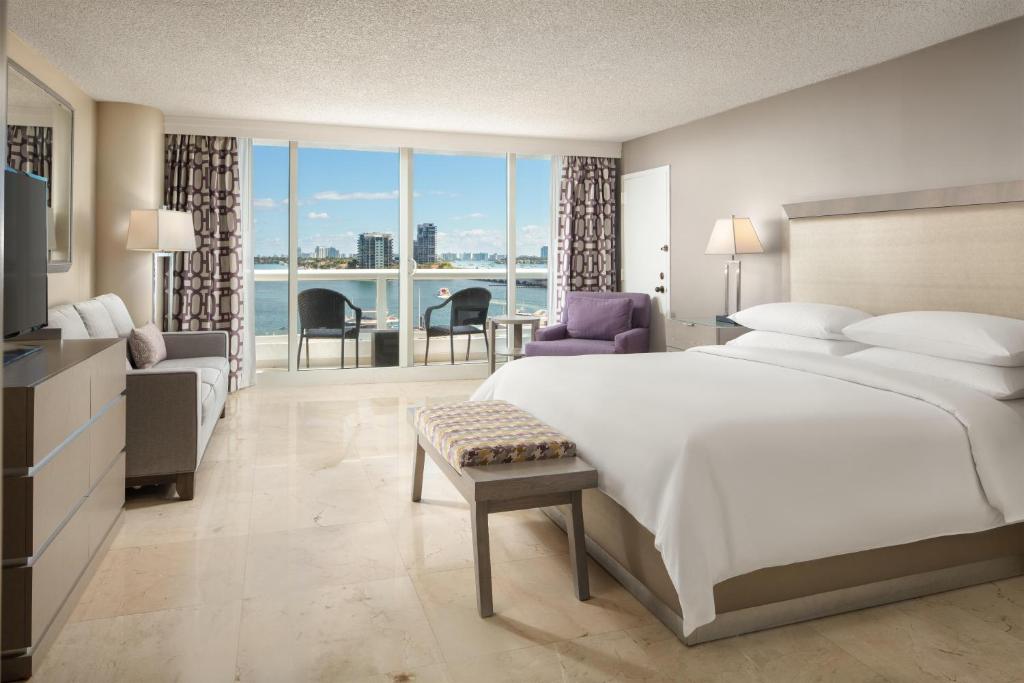 DoubleTree by Hilton Grand Hotel Biscayne Bay - 