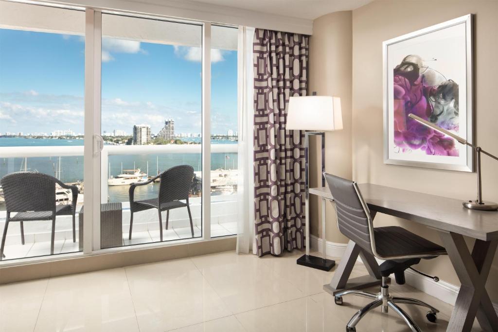 DoubleTree by Hilton Grand Hotel Biscayne Bay - 