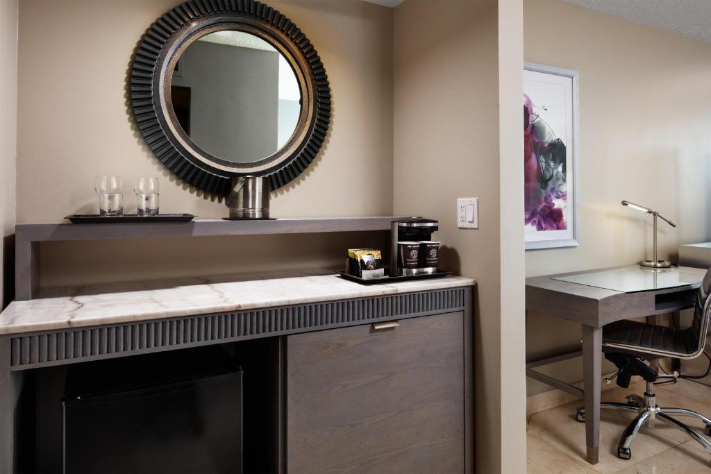 DoubleTree by Hilton Grand Hotel Biscayne Bay - 