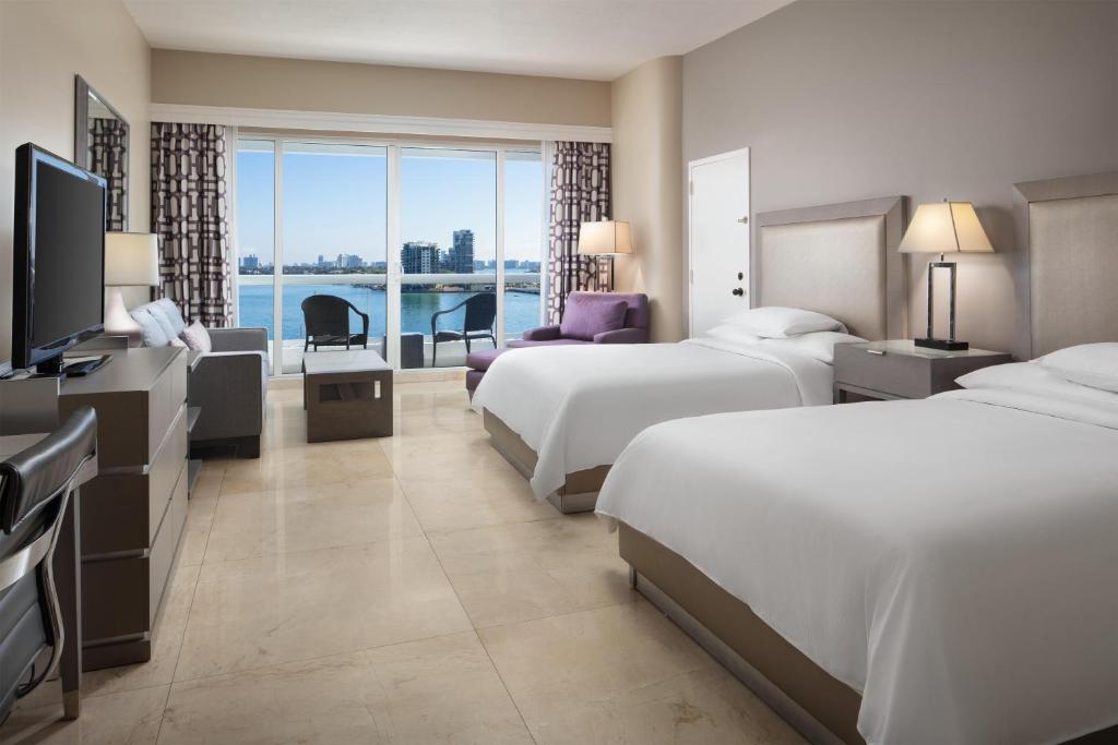 DoubleTree by Hilton Grand Hotel Biscayne Bay - 