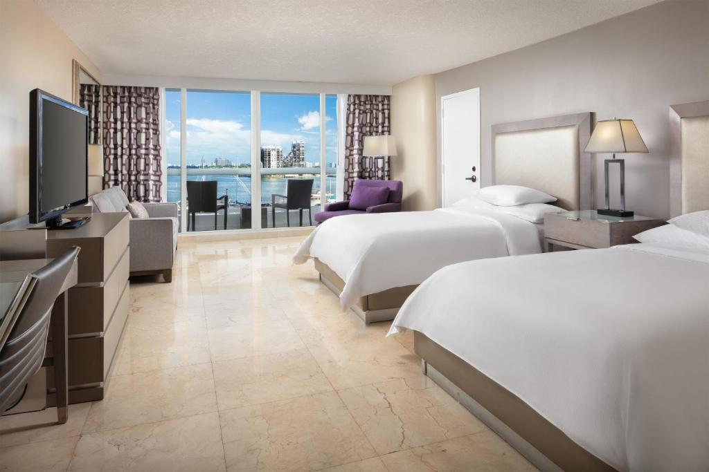 DoubleTree by Hilton Grand Hotel Biscayne Bay - 