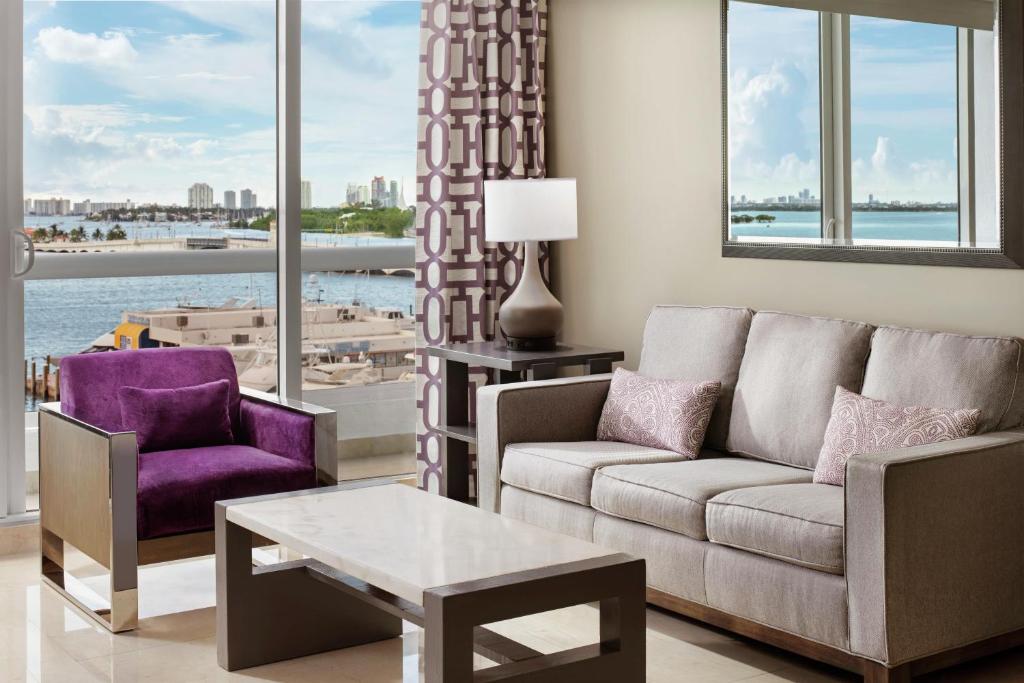 DoubleTree by Hilton Grand Hotel Biscayne Bay - 