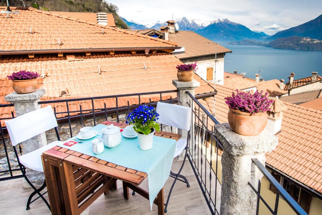 uma mesa numa varanda com vista para as montanhas em Il Terrazzino em Musso