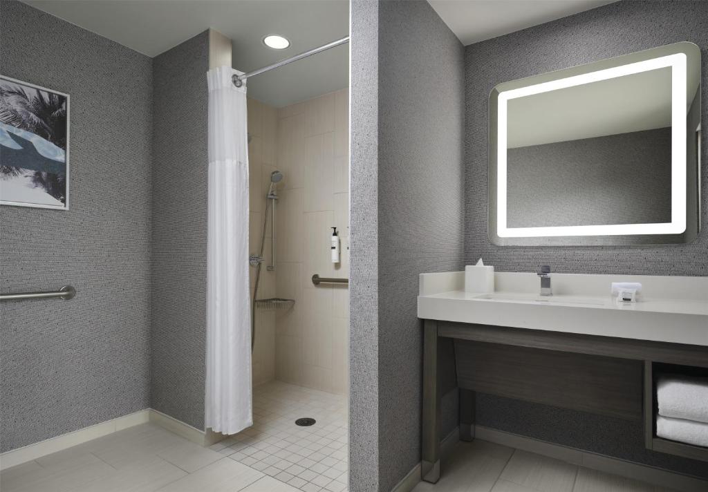 Hilton Garden Inn San Diego Downtown/Bayside, CA - 