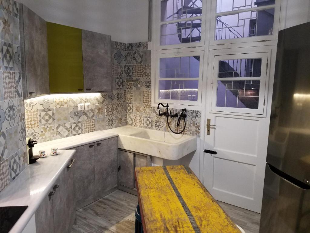 ein Bad mit einer Badewanne, einem Waschbecken und einem Fenster in der Unterkunft Kolonaki Deco Apartment in Athen